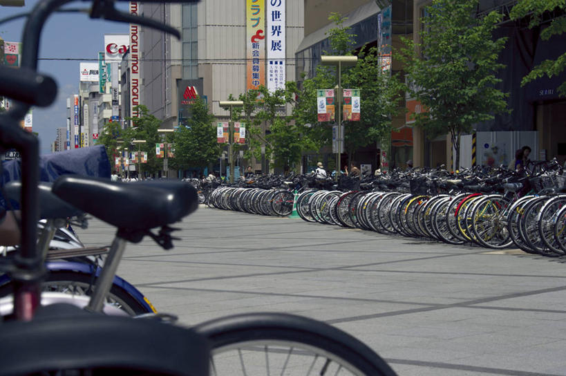 无人,家,横图,室外,白天,正面,旅游,度假,美景,植物,城市风光,城市,道路,建筑,路,公路,自行车,北海道,日本,亚洲,许多,阴影,电力,光线,电线,线,影子,房屋,屋子,景观,公寓,电能,交通,很多,线路,娱乐,建设,洋房,楼房,住宅,车,脚踏车,树,树木,排列,蓝色,绿色,蓝天,天空,阳光,自然,交通工具,天,享受,休闲,景色,放松,生长,晴朗,成长,电,电源,电源线,载具,能量,东亚,万里无云,日本国,北海道地方,北海道岛,旭川,摆列,道北,晴空,晴空万里,马路,彩图,房子,上川综合振兴局,振兴局,布列,分列,旭川市