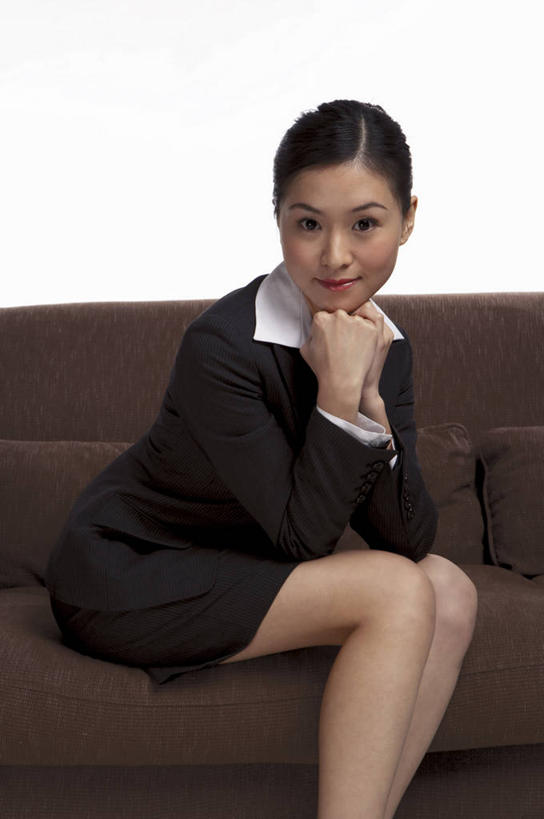 东方人,一个人,商务人士,商务女性,坐,笑,微笑,竖图,室内,白天,白色背景,侧面,沙发,亚洲,仅一个年轻女性,仅一个女性,仅一个人,撑,套装,褐色,扭头,托腮,注视,黄种人,观察,看,托,转头,摄影,影棚,观看,察看,关注,托下巴,商务装,布艺沙发,工薪阶层,双手托腮,年轻女性,女人,女性,亚洲人,白领,上班族,坐着,半身,彩图,影棚拍摄,拍摄
