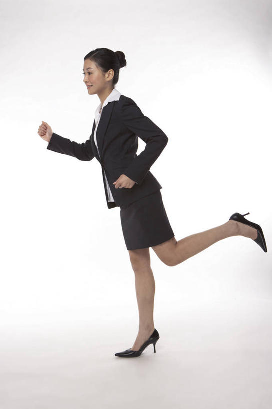 东方人,一个人,商务人士,商务女性,竖图,室内,白天,白色背景,侧面,亚洲,仅一个年轻女性,仅一个女性,仅一个人,奔驰,套装,注视,黄种人,奔跑,观察,看,摄影,影棚,观看,张开双腿,察看,关注,商务装,工薪阶层,展开双腿,年轻女性,女人,女性,亚洲人,白领,上班族,彩图,全身,影棚拍摄,拍摄,伸展双腿