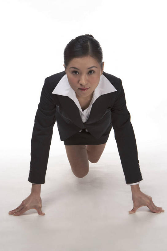 东方人,一个人,商务人士,商务女性,俯卧撑,竖图,室内,白天,白色背景,正面,亚洲,仅一个年轻女性,仅一个女性,仅一个人,撑,套装,注视,黄种人,观察,看,摄影,影棚,观看,察看,撑着,关注,商务装,工薪阶层,年轻女性,女人,女性,亚洲人,白领,上班族,伏地挺身,彩图,全身,影棚拍摄,拍摄,掌上压