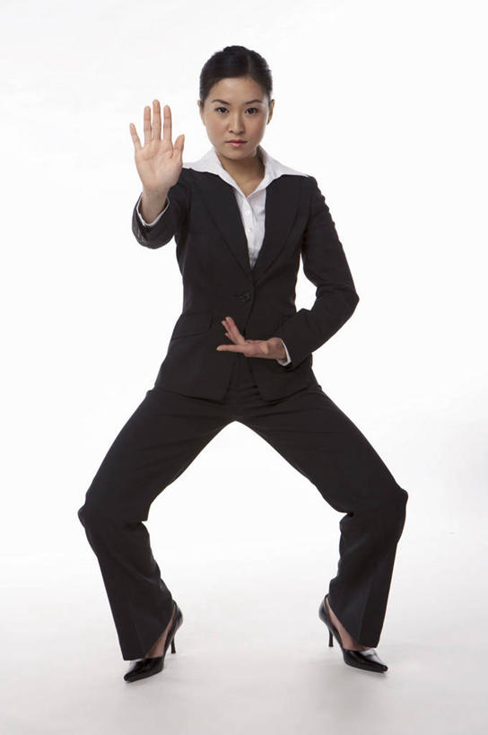东方人,一个人,商务人士,商务女性,站,蹲,竖图,室内,白天,白色背景,正面,锻炼,运动,武术,亚洲,仅一个年轻女性,仅一个女性,仅一个人,套装,注视,黄种人,观察,看,站着,摄影,影棚,观看,张开双腿,察看,张开五指,关注,商务装,武打,工薪阶层,武功,展开双腿,体育,年轻女性,女人,女性,亚洲人,白领,上班族,蹲着,站立,彩图,全身,影棚拍摄,健身,拍摄,武学,五指张开,伸展双腿