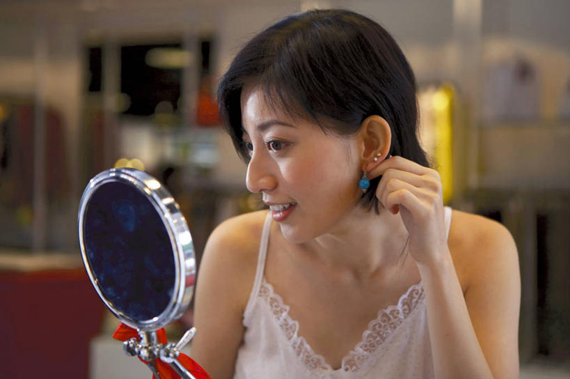 东方人,一个人,商店,站,笑,微笑,露齿笑,横图,室内,白天,正面,化妆,美容,镜子,吊带,亚洲,仅一个年轻女性,仅一个女性,仅一个人,戴,握,服装,朦胧,模糊,反射,拿,拿着,注视,吊带衫,黄种人,商铺,顾客,装饰品,衣服,耳环,化妆镜,饰品,首饰,观察,看,站着,握着,服饰,观看,镜像,戴着,察看,衣着,镜面,穿着,关注,首饰店,珠宝店,光学,耳饰,市肆,商号,衣饰,主顾,年轻女性,女人,女性,亚洲人,站立,半身,彩图,店铺