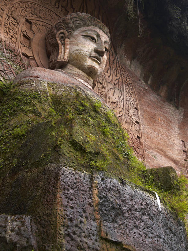 东方人,一个人,无人,闭眼,竖图,室外,白天,仰视,旅游,度假,标志建筑,地标,建筑,雕塑,中国,亚洲,仅一个男性,仅一个人,仅一个中年男性,节日,艺术,装饰,雕刻,雕像,青苔,苔藓,黄种人,文化,娱乐,建设,工艺品,祈祷,享受,休闲,健康,旅游胜地,放松,许愿,宗教,佛教,信仰,四川省,纪念,祈求,美术,主题,陈列,东亚,四川,乐山大佛,乐山,中华人民共和国,西南地区,功能,美学,川,乐山市,释教,凌云大佛,平安,男人,男性,中年男性,亚洲人,闭眼睛,闭着眼,闭着眼睛,半身,彩图,低角度拍摄