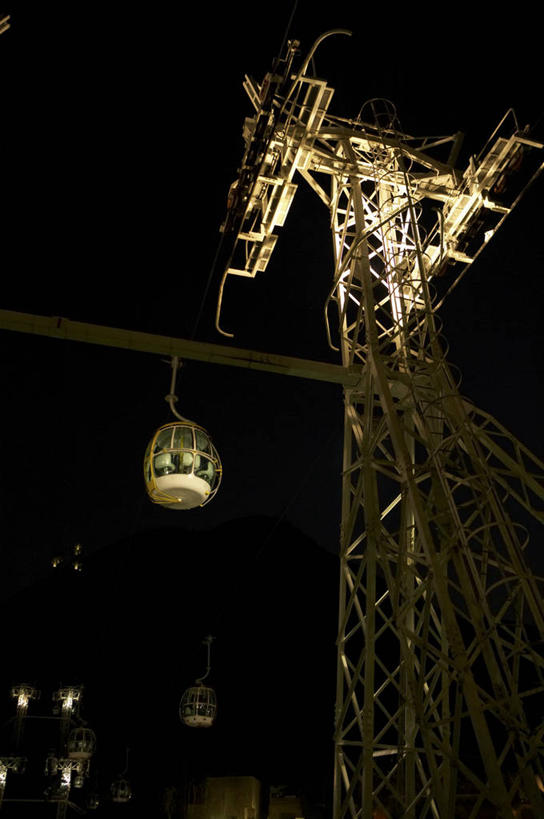 无人,游乐园,竖图,室外,夜晚,仰视,度假,美景,城市风光,城市,夜景,游乐场,香港,中国,亚洲,阴影,光线,影子,景观,灯光,娱乐,缆车,交通工具,享受,休闲,景色,放松,港,东亚,索道,香港岛,香港特别行政区,港澳台,中华人民共和国,乐园,主题公园,缆索铁路,港岛,彩图,低角度拍摄,人造公园,主题乐园,黄竹坑,香港海洋公园