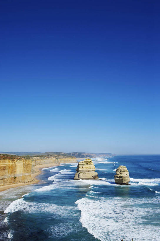 无人,公园,竖图,室外,白天,正面,旅游,度假,海浪,海洋,石头,美景,沙滩,山,山脉,澳大利亚,阴影,光线,沙子,石子,影子,海岸,景观,浪花,山顶,山峰,水平线,辽阔,海平线,沙地,山峦,娱乐,蓝色,蓝天,天空,阳光,自然,海水,群山,天,享受,休闲,广阔,景色,放松,晴朗,一望无际,国家公园,自然风光,大洋洲,澳洲,海景,墨尔本,万里无云,南方大陆,首府,澳大利亚联邦,坎贝尔港国家公园,维多利亚,维多利亚州,新金山,无边无际,一马平川,颠峰,极峰,十二门徒石,大洋路,十二使徒岩,大海,风浪,海,海水的波动,海滩,近岸浪,石块,涌浪,晴空,晴空万里,彩图,水天相接,水天一线