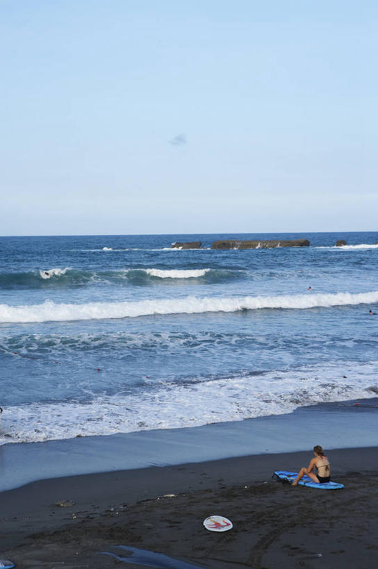 东方人,一个人,坐,竖图,室外,白天,正面,旅游,度假,海浪,海洋,美景,沙滩,椅子,台湾,中国,亚洲,仅一个男性,仅一个人,行人,游客,游人,阴影,服装,光线,沙子,影子,躺椅,海岸,景观,浪花,水平线,云,云朵,辽阔,海平线,沙地,云彩,注视,休闲装,黄种人,娱乐,路人,旅客,仅一个年轻男性,衣服,蓝色,白云,蓝天,天空,阳光,自然,海水,天,观察,看,享受,休闲,广阔,休闲服,景色,放松,服饰,晴朗,观看,一望无际,沙滩椅,察看,关注,自然风光,海景,东亚,花莲县,港澳台,中华人民共和国,台湾省,无边无际,一马平川,过客,花莲,男人,男性,年轻男性,亚洲人,大海,风浪,海,海水的波动,海滩,近岸浪,涌浪,晴空,坐着,彩图,全身,丰滨乡,矶崎村,水天相接,水天一线,台