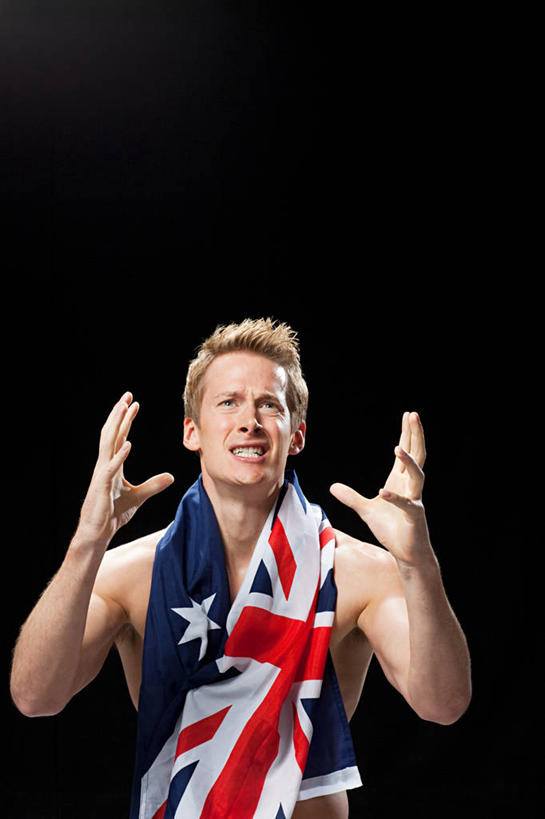 西方人,一个人,站,举,竖图,室内,白天,正面,旗帜,国旗,欧洲,欧洲人,仅一个男性,仅一个人,仅一个中年男性,黑色背景,生气,注视,观察,看,托,站着,愤怒,摄影,影棚,观看,恼怒,察看,愤慨,怒气,气愤,发怒,关注,怒火,情绪,脾气,忿怒,怨恨,强烈,气忿,愤恨,肝火,激动,男人,男性,中年男性,白种人,旗,举起,举手,举着,向上举,向上伸,向上托,站立,半身,彩图,影棚拍摄,拍摄,澳大利亚国旗