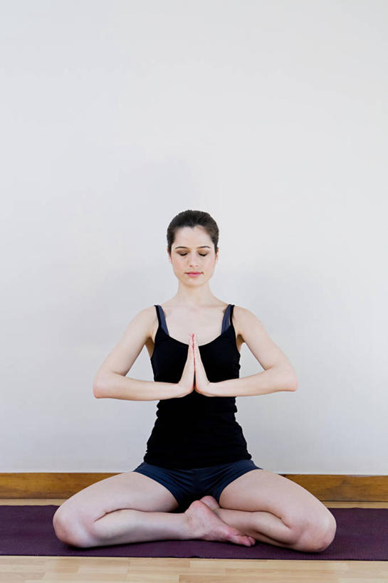 西方人,一个人,坐,闭眼,盘腿,竖图,室内,白天,正面,锻炼,瑜伽,运动,地板,欧洲,欧洲人,仅一个年轻女性,仅一个女性,仅一个人,阴影,服装,反射,背心,毯子,影子,墙,地面,祝福,木地板,墙壁,墙面,虔诚,衣服,紫色,白色,黑色,瑜伽垫,垫子,祈祷,双手合十,养生,服饰,衣着,穿着,感谢,合掌,瑜伽毯,合十礼,合掌礼,合十,莲华合掌,感恩,莲花式,衣饰,体育,年轻女性,女人,女性,白种人,闭眼睛,闭着眼,闭着眼睛,盘腿而坐,盘膝,盘着腿的,盘着腿坐,双腿交叉,坐着,彩图,全身,健身