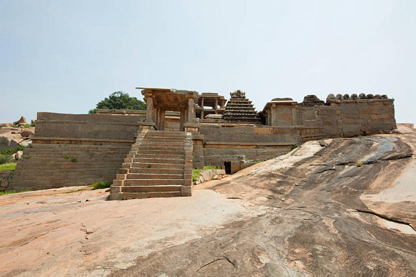 无人,横图,室外,白天,正面,旅游,度假,草地,草坪,石头,名胜古迹,植物,楼梯,标志建筑,地标,建筑,印度,亚洲,阴影,遗迹,光线,石子,影子,阶梯,墙,古迹,文物,娱乐,建设,古建筑,废墟,墙壁,墙面,台阶,草,树,树木,蓝色,绿色,蓝天,天空,阳光,自然,天,享受,休闲,旅游胜地,放松,生长,晴朗,成长,南亚,古文明,万里无云,卡纳塔克邦,印度共和国,卡纳塔克,贝拉里,亨比,亨比古迹群,石块,晴空,晴空万里,彩图
