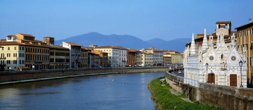 无人,家,横图,全景,室外,白天,正面,度假,草地,河流,石头,美景,山,山脉,水,植物,城市风光,城市,意大利,欧洲,阴影,波纹,光线,石子,影子,房屋,屋子,河水,景观,山顶,山峰,水流,公寓,涟漪,山峦,娱乐,洋房,楼房,住宅,草,蓝色,绿色,倒影,蓝天,水纹,天空,阳光,波浪,群山,天,享受,休闲,景色,放松,晴朗,倒映,比萨,比萨省,托斯卡纳,南欧,沉积岩,万里无云,意大利共和国,首府,水晕,托斯卡纳大区,颠峰,极峰,反照,水成岩,石块,岩石,晴空,晴空万里,彩图,房子