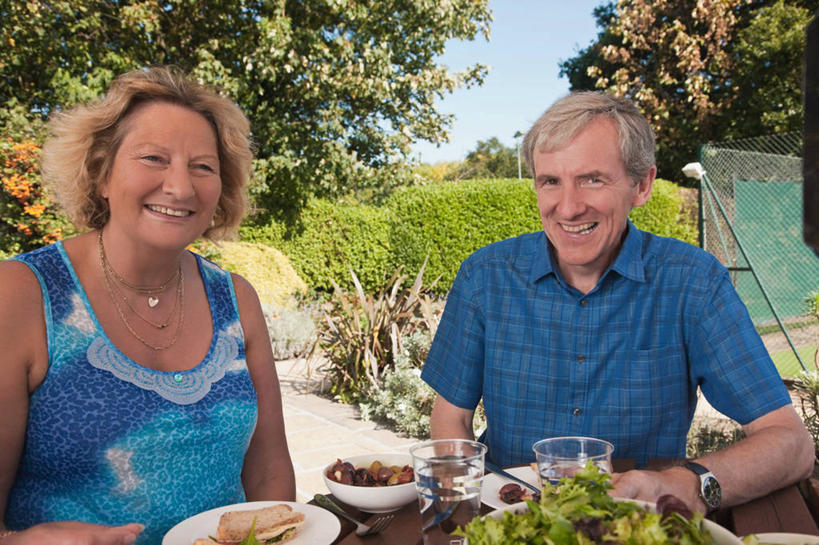 西方人,两个人,家庭,夫妻,演员,电影明星,坐,笑,微笑,露齿笑,横图,室外,白天,正面,运动服,爱情,水,植物,餐桌,桌子,杯子,项链,欧洲,欧洲人,阴影,服装,环保,时间,反射,光线,时钟,手表,液体,影子,陶瓷,防护,陶瓷制品,浪漫,计时,注视,饮用水,玻璃制品,装饰品,树,树木,衣服,蓝色,绿色,蓝天,天空,阳光,自然,容器,饰品,首饰,水杯,碗,钟表,矿泉水,天,观察,看,温暖,温馨,一家人,表,恩爱,恋人,服饰,生长,晴朗,成长,餐台,观看,储藏,腕表,和睦,察看,衣着,储存,穿着,关注,美好,美妙,间隔,蒸馏水,万里无云,美观,雅观,衣饰,绿篱,生篱,树篱,植篱,莎拉.伯恩哈特,老年男性,老年女性,男人,男性,女人,女性,白种人,夫妇,情侣,玻璃杯,钟,晴空,晴空万里,影视明星,坐着,半身,彩图,伴侣,融洽,贮存,运动装