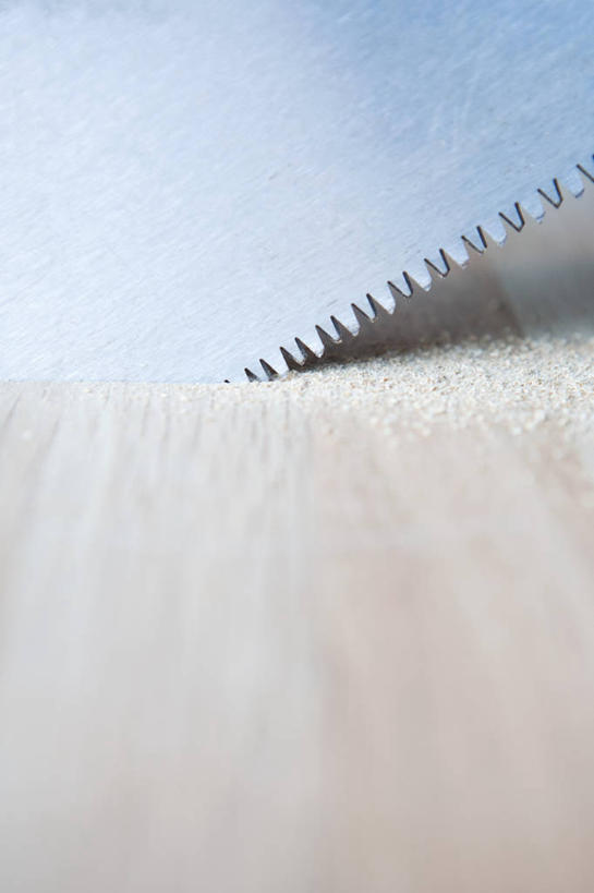 无人,竖图,室内,特写,白天,正面,建材,建筑,静物,一把,阴影,朦胧,模糊,反射,材料,工具,木板,木材,影子,木柴,建造,木料,锯子,切割,锯,彩图,割