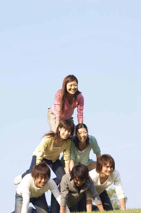 东方人,伙伴,朋友,叠罗汉,跪,笑,微笑,露齿笑,竖图,室外,白天,正面,游戏,友谊,成功,合作,团队,集体,信心,亚洲,表演,阴影,服装,光线,影子,许多人,玩,注视,休闲装,黄种人,娱乐,衣服,蓝色,蓝天,天空,阳光,天,观察,看,一群人,休闲,休闲服,服饰,晴朗,观看,活动,察看,成就,发泄,关注,消遣,智力,万里无云,宣泄,技巧运动,体育活动,体育游戏,友情,男人,男性,年轻男性,年轻女性,女人,女性,亚洲人,晴空,晴空万里,跪着,玩耍,嬉戏,半身,彩图