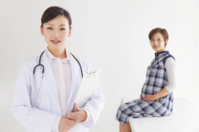 东方人,孕妇,两个人,医生,医院,站,坐,笑,微笑,横图,室内,白天,正面,亚洲,握,服装,材料,档案,文件,纸,墙,拿,拿着,注视,黄种人,墙壁,墙面,衣服,白色,手稿,听诊器,资料,观察,记录,看,站着,医护人员,医疗人员,怀孕,握着,服饰,观看,证明,察看,医疗设备,待产,衣着,白大褂,孕妇装,穿着,关注,文档,医疗器械,医疗工具,医疗机构,记载,妊娠,准妈妈,孕妇裙,衣饰,记实,纪录,检测工具,年轻女性,女人,女性,亚洲人,产妇,大夫,站立,坐着,半身,彩图,病院,诊所,病历