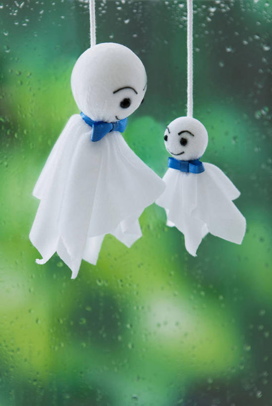 无人,竖图,室内,特写,白天,正面,雨,植物,窗户,吊挂,悬挂,阴影,朦胧,模糊,反射,影子,挂,文化,玻璃窗,树,树木,两个,绿色,自然,绳子,祈祷,健康,许愿,生长,成长,纪念,细雨,绳索,祈求,晴天娃娃,放晴娘,晴天和尚,扫晴娘,扫天婆,平安,小雨,彩图