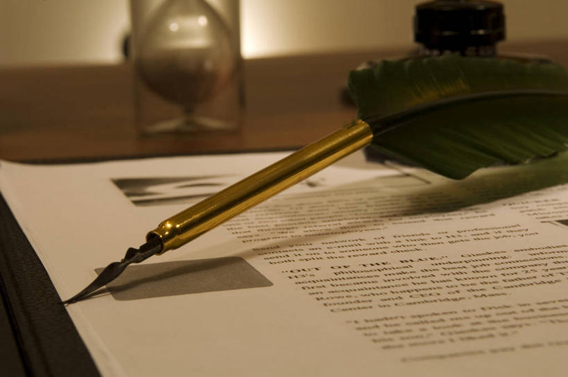 无人,横图,室内,特写,白天,正面,桌子,静物,羽毛,照明,阴影,轻盈,柔软,光线,笔,材料,档案,文件,影子,纸,灯光,办公用品,书桌,灯,文具,课桌,手稿,学习用品,资料,灯具,鹅毛笔,文具用品,证明,照亮,照明设备,文档,油灯,轻柔,彩图