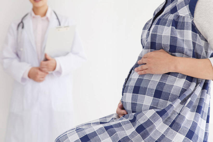 东方人,孕妇,两个人,医生,医院,站,坐,横图,室内,白天,正面,工作服,制服,亚洲,握,服装,材料,档案,文件,纸,墙,拿,拿着,黄种人,墙壁,墙面,衣服,白色,手稿,听诊器,资料,记录,站着,医护人员,医疗人员,怀孕,握着,服饰,证明,医疗设备,待产,衣着,白大褂,孕妇装,穿着,文档,医疗器械,医疗工具,医疗机构,记载,妊娠,准妈妈,孕妇裙,工作制服,衣饰,记实,纪录,检测工具,年轻女性,女人,女性,亚洲人,产妇,大夫,站立,坐着,半身,彩图,工作套服,病院,诊所,病历