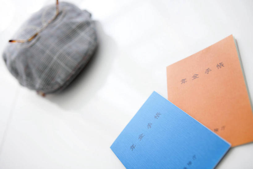 无人,横图,俯视,室内,特写,白天,白色背景,静物,帽子,一副,眼镜,记事本,蓝色,本子,笔记本,橙色,摄影,影棚,两本,贝雷帽,近视眼镜,彩图,高角度拍摄,影棚拍摄,拍摄