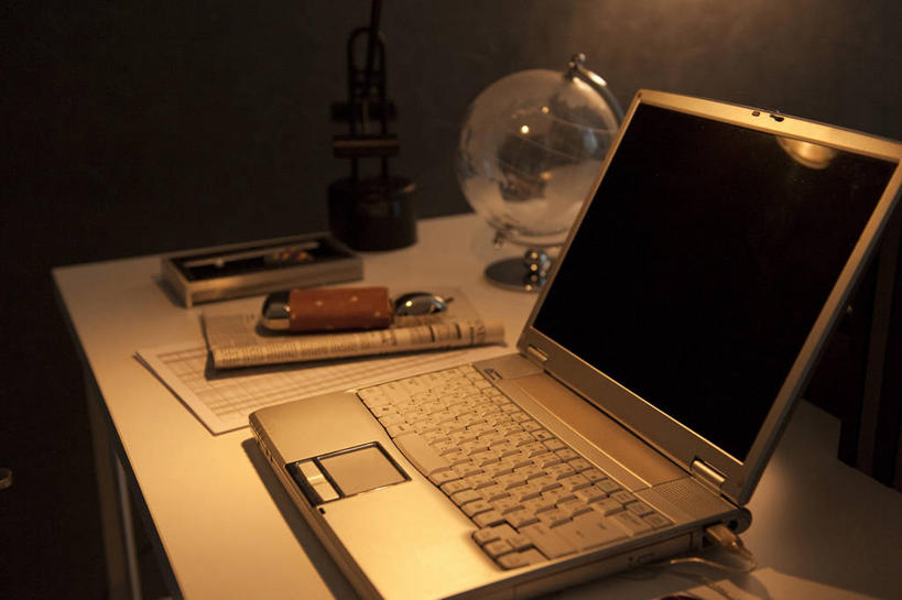 无人,办公室,横图,室内,特写,夜晚,正面,阅读,电脑,笔记本电脑,仪器,海洋,家具,桌子,报纸,地图,学习,阴影,光线,网格,网络,信息,材料,档案,地球仪,文件,线条,影子,纸,塑料,世界地图,办公桌,地球,陆地,灯光,全球,通讯设备,盒子,球,经纬线,模型,容器,手稿,塑料制品,资料,球体,浏览,地理,国家,储藏,新闻,一台,证明,大陆,世界,无线,储存,文档,通信设备,无线网络,纬线,版图,眼镜盒,经线,无线上网,便携式电脑,经纬仪,地理学,办公家具,手提电脑,彩图,贮存,大洋,大洲,报刊