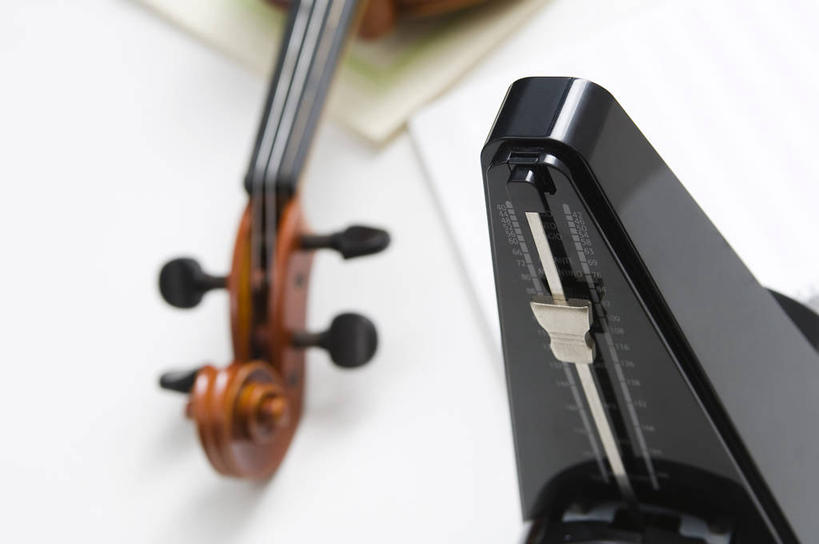 无人,横图,俯视,室内,特写,白天,白色背景,静物,阴影,反射,影子,节拍器,乐器,弦乐器,小提琴,黑色,摄影,影棚,节奏,节拍,弓拉弦乐器,弓拉弦鸣乐器,稳定,彩图,高角度拍摄,影棚拍摄,拍摄