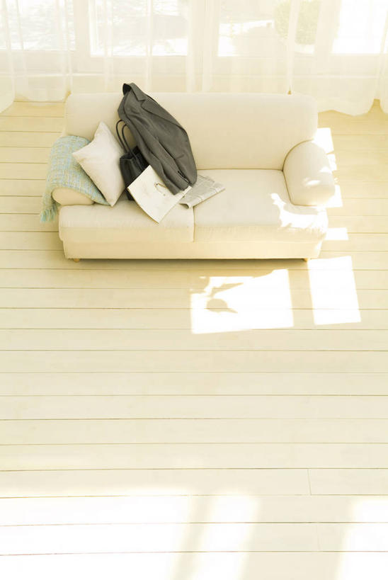 无人,客厅,竖图,俯视,室内,白天,阅读,地板,靠垫,沙发,报纸,学习,服装,信息,材料,档案,文件,纸,靠枕,地面,外套,木地板,衣服,手稿,资料,垫子,枕头,浏览,服饰,皮夹子,钱包,新闻,证明,夹克,起居室,衣着,零钱包,夹克衫,皮夹,穿着,文档,布艺沙发,衣饰,茄克,客堂,外衣,彩图,高角度拍摄,短外衣,报刊