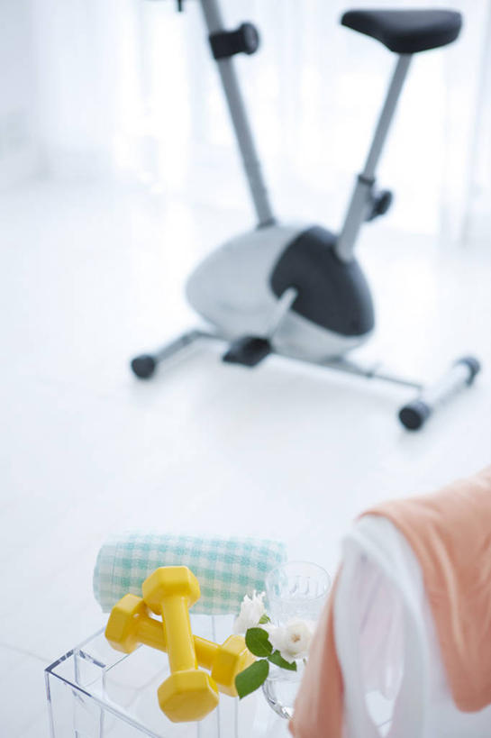 无人,健身房,竖图,俯视,室内,白天,桌子,哑铃,椅子,阴影,反射,瓷砖,地砖,纺织物,影子,地面,运动器械,毛巾,清洁,健身器械,保暖,健身器材,透气,防水,健身车,储水,耐磨,吸水,彩图,高角度拍摄,健身馆,运动器材