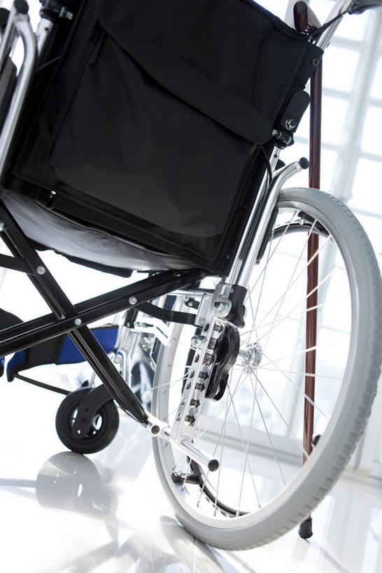 无人,医院,竖图,室内,白天,正面,窗户,静物,一辆,阴影,反射,工具,影子,玻璃窗,轮椅,复健,康复,器械,医疗设备,医疗器械,医疗工具,医疗机构,辅助设备,彩图,病院,诊所