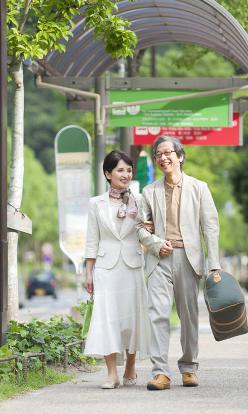 东方人,老年人,两个人,家庭,夫妻,走,笑,微笑,露齿笑,竖图,室外,白天,正面,裙子,爱情,草地,草坪,树林,植物,车站,亚洲,阴影,服装,光线,包,影子,站台,浪漫,旅行包,注视,休闲装,黄种人,长裙,月台,草,树,树木,衣服,绿色,阳光,自然,观察,看,手挽手,休闲,温暖,温馨,一家人,休闲服,恩爱,恋人,服饰,生长,成长,观看,半身裙,和睦,察看,关注,旅游包,提包,老年男性,老年女性,男人,男性,女人,女性,亚洲人,夫妇,情侣,步行,散步,走路,彩图,全身,公共汽车站,汽车车站,汽车站,伴侣,融洽