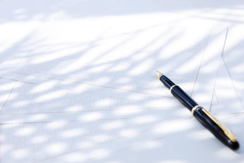 无人,办公室,横图,俯视,室内,特写,白天,白色背景,家具,桌子,静物,阴影,光线,笔,影子,纸,办公桌,办公用品,钢笔,稿纸,信纸,纸张,文具,阳光,便签纸,学习用品,摄影,影棚,文具用品,一支,办公家具,彩图,高角度拍摄,影棚拍摄,拍摄,速写纸,文稿纸,演算纸