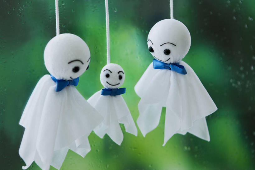 无人,横图,俯视,室内,特写,白天,雨,植物,窗户,吊挂,悬挂,阴影,朦胧,模糊,反射,影子,挂,文化,玻璃窗,树,树木,三个,绿色,自然,祈祷,健康,笑容,许愿,生长,成长,纪念,细雨,祈求,晴天娃娃,笑脸,笑貌,放晴娘,晴天和尚,扫晴娘,扫天婆,平安,小雨,彩图,高角度拍摄