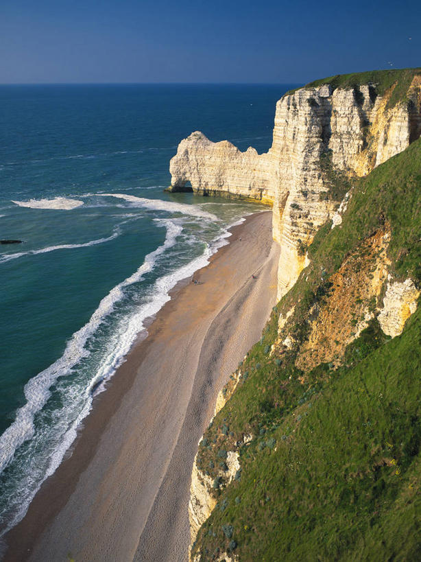 无人,竖图,俯视,室外,白天,旅游,度假,草地,草坪,海浪,海洋,美景,沙滩,山,山脉,植物,法国,欧洲,阴影,光线,沙子,影子,海岸,景观,浪花,山峰,水平线,辽阔,海平线,沙地,山峦,娱乐,草,蓝色,绿色,蓝天,天空,阳光,自然,海水,群山,天,享受,休闲,广阔,景色,放松,晴朗,一望无际,西欧,法兰西,自然风光,海景,万里无云,法兰西共和国,法兰西第五共和国,无边无际,一马平川,上诺曼底,上诺曼底大区,埃特尔塔海岸,大海,风浪,海,海水的波动,海滩,近岸浪,涌浪,晴空,晴空万里,彩图,高角度拍摄,水天相接,水天一线