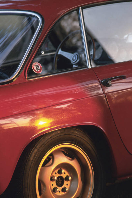 无人,竖图,室外,特写,白天,正面,汽车,静物,一辆,阴影,朦胧,模糊,光线,影子,车,红色,黑色,阳光,轮胎,交通工具,轿车,橡胶,载具,橡胶制品,车胎,彩图,外胎