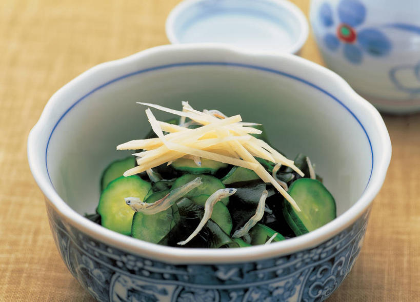 无人,横图,俯视,室内,特写,白天,烹饪,餐桌,桌子,黄瓜,杯子,阴影,朦胧,模糊,反射,壶,影子,陶瓷,日本料理,料理,食品,陶瓷制品,菜肴,美食,水壶,食物,腌制,茶壶,容器,水杯,碗,日式料理,日式,佳肴,餐台,储藏,储存,酸黄瓜,腌渍,茶杯,青瓜,胡瓜,彩图,高角度拍摄,清脆,爽口,贮存