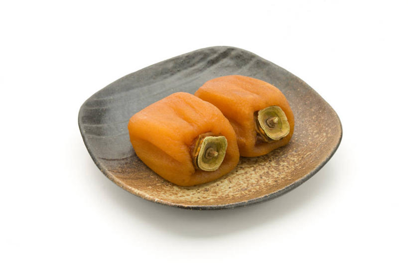 无人,横图,俯视,室内,特写,白天,白色背景,浆果,柿子,餐具,阴影,反射,碟子,盘,影子,食品,食物,两个,盘子,碟,干果,摄影,影棚,柿子饼,柿饼,月柿,彩图,高角度拍摄,影棚拍摄,拍摄,干柿,柿干