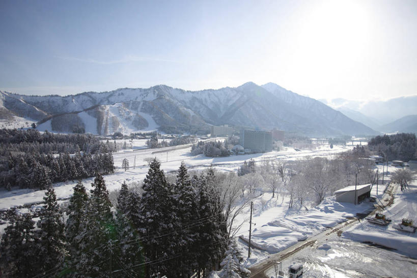 无人,家,横图,俯视,室外,白天,旅游,度假,美景,山,雪,雪山,植物,大雪,道路,路,秋田县,日本,亚洲,阴影,光线,影子,房屋,屋子,冰,积雪,景观,山峰,雪景,云,云朵,冬季,冬天,公寓,小路,交通,山峦,云彩,娱乐,洋房,楼房,住宅,树,树木,蓝色,绿色,白云,蓝天,天空,阳光,自然,天,享受,休闲,景色,放松,寒冷,生长,晴朗,成长,冰冷,自然风光,东亚,本州,本州岛,日本国,秋田,东北地方,严寒,冰凉,酷寒,凛冽,凛凛,极冷,汤泽,汤泽市,晴空,彩图,高角度拍摄,房子