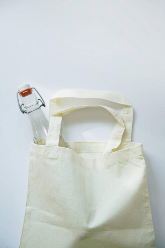 无人,竖图,室内,特写,白天,正面,购物,消费,静物,袋子,阴影,灰色背景,环保,反射,包装袋,罐子,影子,购物袋,玻璃制品,一个,玻璃瓶,环保袋,瓶子,金融,摄影,影棚,能源,单个,回收,资源,购买,贸易,利用,低碳,循环,持续,彩图,影棚拍摄,拍摄