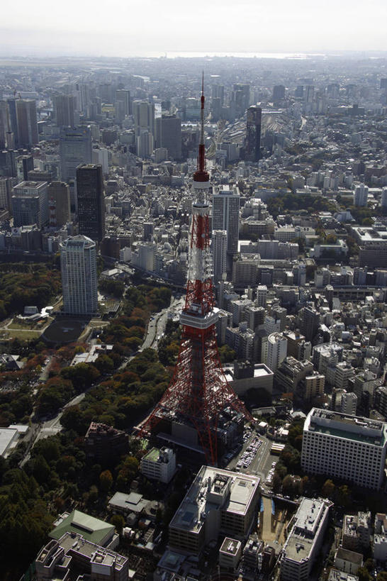 无人,高楼大厦,竖图,全景,俯视,航拍,室外,白天,度假,美景,天际线,城市风光,标志建筑,城市,大厦,地标,建筑,摩天大楼,东京,日本,亚洲,阴影,光线,影子,景观,云,云朵,建筑群,东京铁塔,芝公园,云彩,娱乐,建设,蓝色,白云,蓝天,天空,阳光,天,享受,休闲,景色,放松,晴朗,东京塔,鸟瞰,东亚,本州,关东地方,本州岛,日本国,东京都,县厅,港区,东京市,日本电波塔,晴空,彩图,高角度拍摄,大楼,高层建筑,高楼,摩天楼