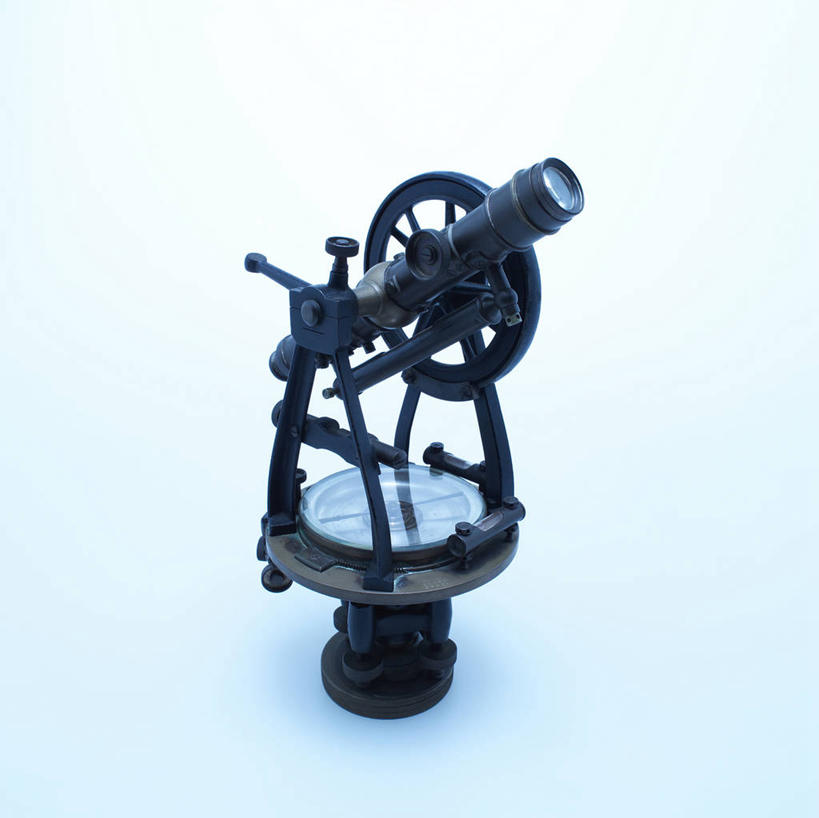 无人,横图,室内,特写,白天,正面,静物,阴影,蓝色背景,反射,测量,影子,刻度,黑色,角度,摄影,影棚,测量工具,衡量,绘图,六分仪,比例,测绘,量具,量仪,标度,夹角,彩图,影棚拍摄,拍摄,光学仪器