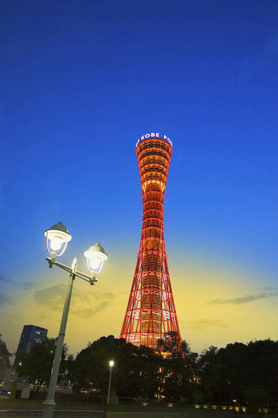 无人,竖图,室外,夜晚,长时间曝光,仰视,度假,美景,日落,植物,城市风光,城市,路灯,照明,日本,亚洲,阴影,朦胧,模糊,光线,影子,景观,晚霞,霞光,落日,灯光,娱乐,灯,树,树木,绿色,自然,黄昏,享受,休闲,景色,彩霞,放松,生长,成长,照亮,照明设备,曝光,东亚,观光塔,本州,本州岛,日本国,近畿地方,近畿,兵库,兵库县,神户,神户港,神户港口塔,神户市,神戸,县厅,神戸市,夕照,薄暮,夕阳,彩图,低角度拍摄,傍晚,神户港塔,斜阳