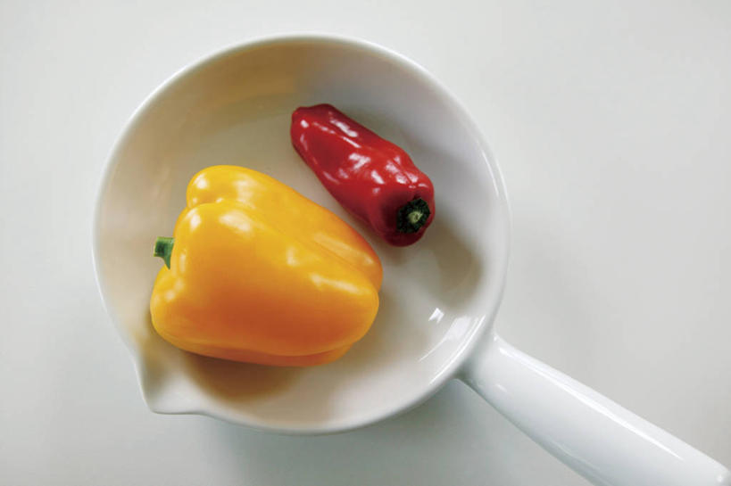 无人,横图,俯视,室内,特写,白天,白色背景,辣椒,蔬菜,新鲜,陶瓷,食品,陶瓷制品,食物,两个,一个,黄色,红色,容器,碗,摄影,有机食品,绿色食品,影棚,单个,储藏,储存,黄辣椒,彩椒,辣角,红海椒,大椒,辣虎,广椒,甜椒,柿子椒,辣子,海椒,番椒,灯笼椒,彩图,高角度拍摄,影棚拍摄,拍摄,贮存,黄灯笼辣椒,黄帝椒