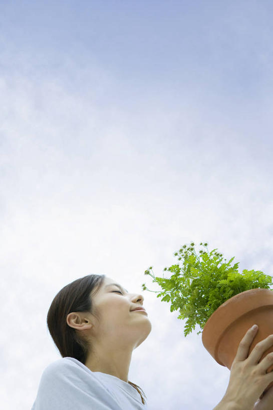 东方人,一个人,站,笑,微笑,竖图,室外,白天,仰视,植物,亚洲,仅一个年轻女性,仅一个女性,仅一个人,握,阴影,服装,盛开,光线,盆栽,影子,盆景,拿,花蕾,拿着,注视,休闲装,黄种人,闻,花,花瓣,花朵,鲜花,衣服,蓝色,绿色,蓝天,天空,阳光,自然,天,花苞,花蕊,观察,看,站着,休闲,休闲服,菊花,握着,服饰,小白菊,生长,晴朗,成长,观看,察看,嗅,关注,万里无云,钮扣菊,年轻女性,女人,女性,亚洲人,晴空,晴空万里,站立,半身,彩图,低角度拍摄