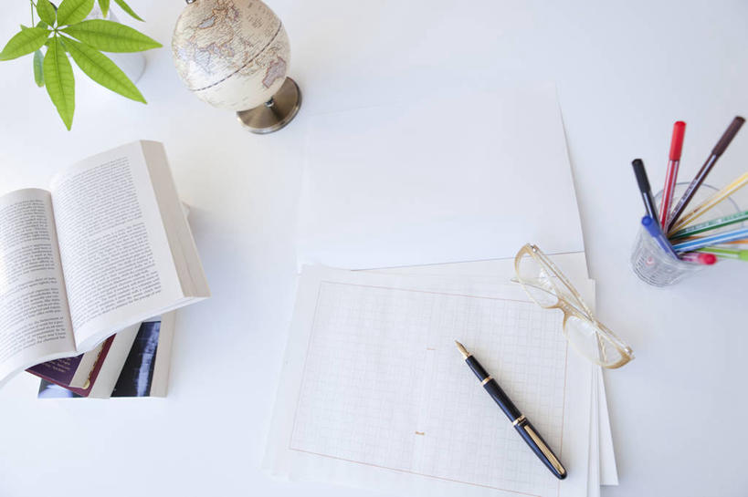 无人,办公室,横图,俯视,室内,特写,白天,仪器,海洋,家具,桌子,地图,书籍,叶子,笔筒,一本,一副,网格,笔,地球仪,线条,眼镜,世界地图,办公桌,地球,陆地,绿叶,办公用品,钢笔,全球,水笔,球,文具,一个,经纬线,模型,容器,学习用品,书本,球体,嫩叶,器皿,地理,国家,单个,储藏,文具用品,大陆,世界,储存,纬线,版图,近视眼镜,经线,经纬仪,地理学,办公家具,插笔器具,文房用具,叶,叶片,书,图书,彩图,高角度拍摄,贮存,大洋,大洲