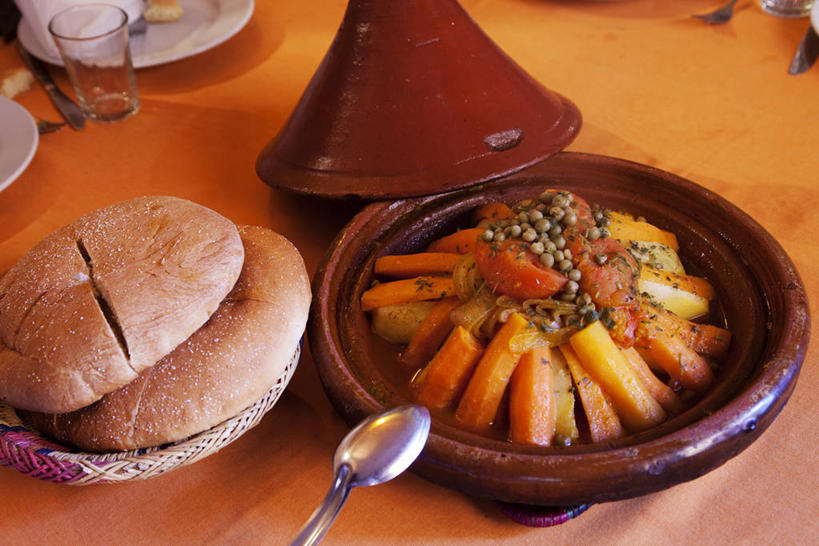 点心,面包,无人,横图,俯视,室内,特写,白天,烹饪,餐桌,桌子,厨具,许多,阴影,反射,影子,勺子,陶瓷,料理,食品,面点,陶瓷制品,很多,锅,菜肴,美食,食物,糕点,容器,调羹,汤匙,碗,佳肴,餐台,锅具,储藏,储存,烹饪用具,塔吉锅,烹调用具,烹调,彩图,高角度拍摄,贮存