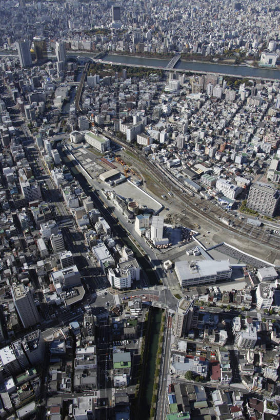 无人,家,高楼大厦,竖图,俯视,航拍,室外,白天,度假,美景,植物,城市风光,城市,大厦,建筑,摩天大楼,东京,日本,亚洲,阴影,光线,影子,房屋,屋子,景观,公寓,娱乐,建设,洋房,楼房,住宅,树,树木,绿色,阳光,自然,享受,休闲,景色,放松,生长,成长,鸟瞰,东亚,本州,关东地方,本州岛,日本国,东京都,墨田区,彩图,高角度拍摄,房子,大楼,高层建筑,高楼,摩天楼