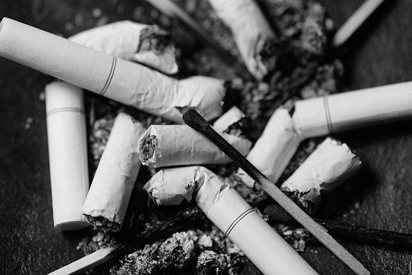 无人,横图,俯视,黑白,室内,特写,白天,静物,香烟,一堆,许多,阴影,堆叠,堆积,反射,影子,很多,烟,摄影,影棚,堆,烟蒂,卷烟,烟草,纸烟,高角度拍摄,影棚拍摄,拍摄,烟屁