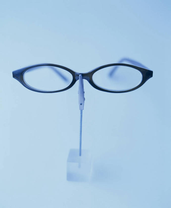 无人,竖图,室内,特写,白天,正面,静物,一副,阴影,蓝色背景,反射,眼镜,影子,摄影,影棚,近视眼镜,彩图,影棚拍摄,拍摄