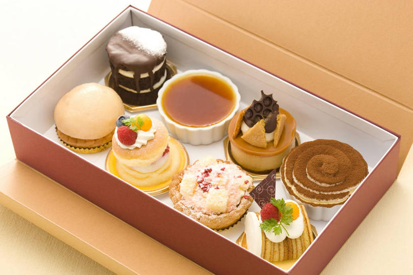 点心,无人,横图,俯视,室内,特写,白天,下午茶,一排,许多,阴影,整齐,并列,并排,反射,影子,纸盒,食品,水果蛋糕,很多,盒子,食物,糕点,排列,包装盒,容器,奶油,摄影,影棚,储藏,乳制品,储存,队列,平行,激凌,克林姆,淇淋,彩图,高角度拍摄,影棚拍摄,拍摄,贮存,蛋糕