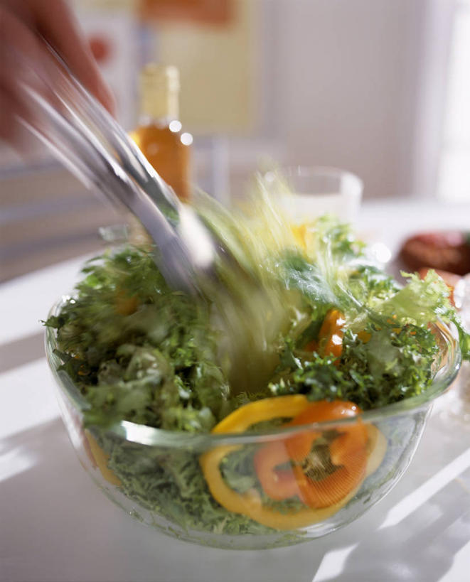 东方人,手,一个人,竖图,俯视,室内,特写,白天,烹饪,西餐,蔬菜,玻璃,亚洲,仅一个年轻女性,仅一个女性,仅一个人,朦胧,模糊,新鲜,生菜,莴苣,调料,酱料,酱汁,蔬菜沙拉,佐料,沙拉,料理,食品,调味品,调味料,黄种人,色拉,酱,沙拉酱,沙律,菜肴,美食,玻璃制品,食物,容器,碗,手部,西式,佳肴,有机食品,绿色食品,色拉酱,储藏,单手,储存,春菜,鹅仔菜,莴仔菜,千金菜,叶用莴苣,年轻女性,女人,女性,亚洲人,半身,彩图,高角度拍摄,贮存