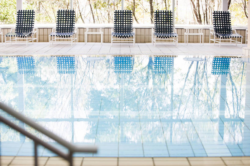 无人,体育馆,游泳池,栏杆,横图,室内,白天,正面,水,椅子,一排,整齐,瓷砖,地砖,躺椅,水池,水面,围栏,地面,泳池,护栏,排列,倒影,沙滩椅,游泳馆,倒映,队列,反照,彩图