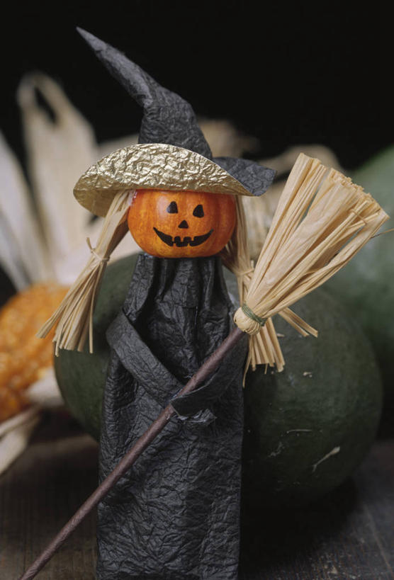 脸,头,脸颊,无人,竖图,室内,特写,白天,正面,南瓜,蔬菜,帽子,照明,雕塑,节日,朦胧,模糊,庆祝,新鲜,艺术,装饰,雕刻,雕像,工具,扫帚,灯光,金瓜,食品,文化,镂空,番瓜,灯,食物,工艺品,灯具,清洁,庆典,南瓜灯,万圣节,摄影,有机食品,绿色食品,影棚,纪念,华丽,修饰,麦瓜,倭瓜,扫把,照亮,美术,点缀,卫生,照明设备,主题,保洁,巫师,陈列,女巫,笤帚,巫师帽,功能,美学,衬托,美观,雅致,雅观,镂刻,头部,脸部,脸蛋,面部,彩图,影棚拍摄,拍摄